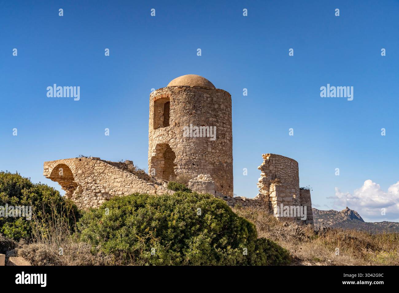 Ruinen einer alten Steinmühle in Bonifacio, Korsika, Frankreich | ruines de moulins en pierre à Bonifacio, Corse, France Banque D'Images