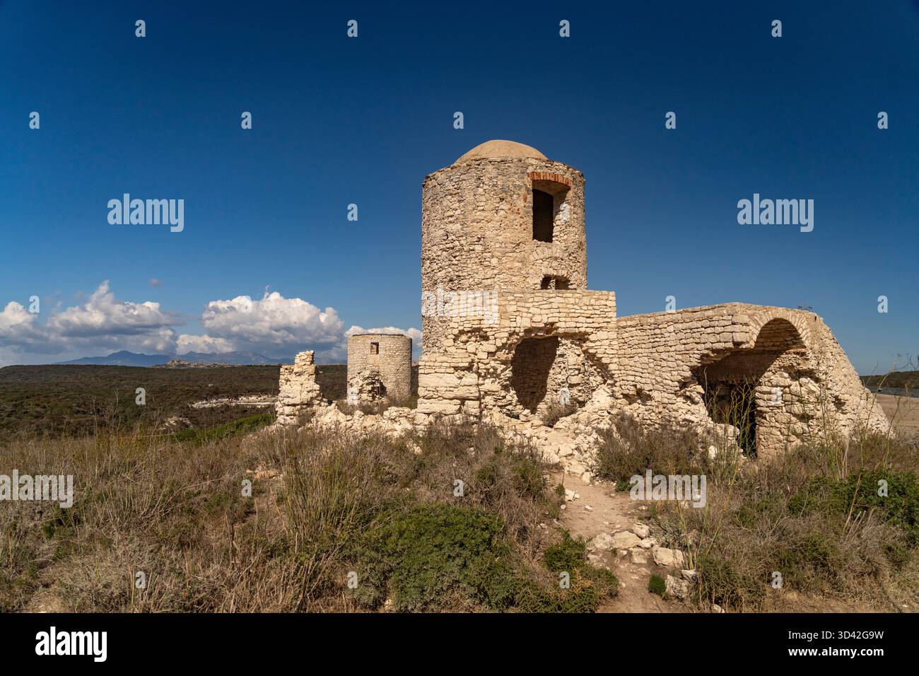 Ruinen einer alten Steinmühle in Bonifacio, Korsika, Frankreich | ruines de moulins en pierre à Bonifacio, Corse, France Banque D'Images