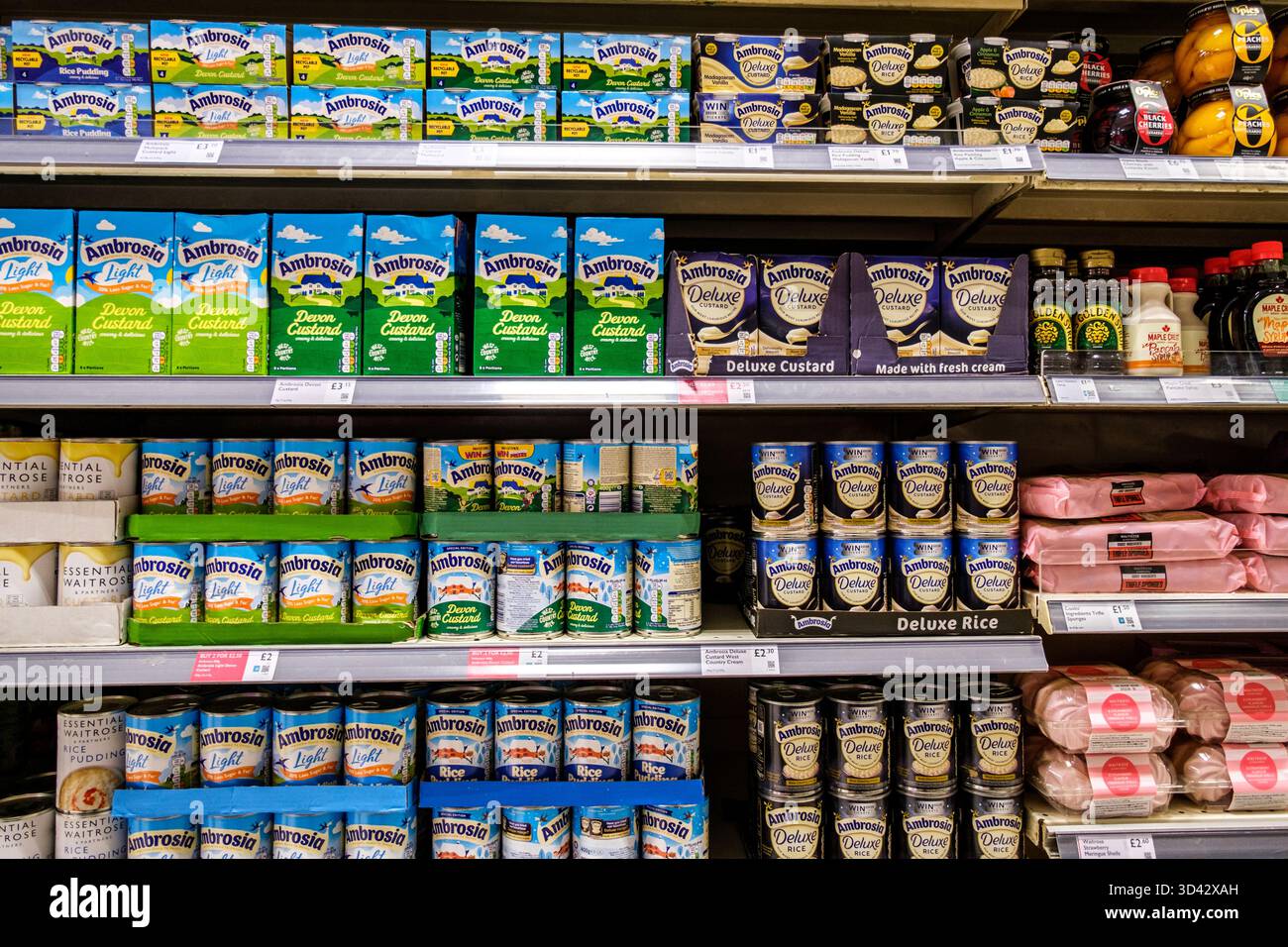 Londres Royaume-Uni, 06 novembre 2025, sélection de cartons Supermaret populaires et boîtes de Rice Pudding et Custard Banque D'Images