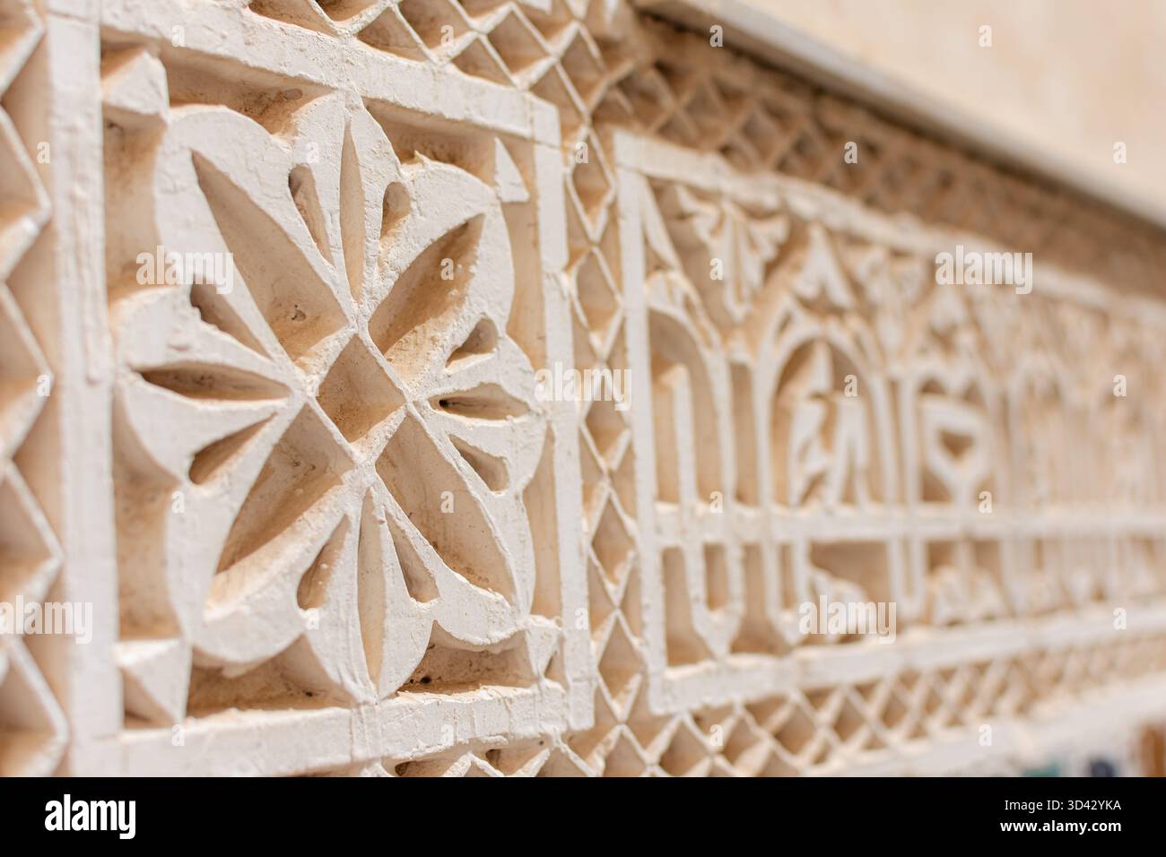 Gros plan détaillé de stucs islamiques complexes en forme d'étoile à l'intérieur du mausolée de Moulay Ismail à Meknès, au Maroc, mettant en valeur l'artisanat Banque D'Images