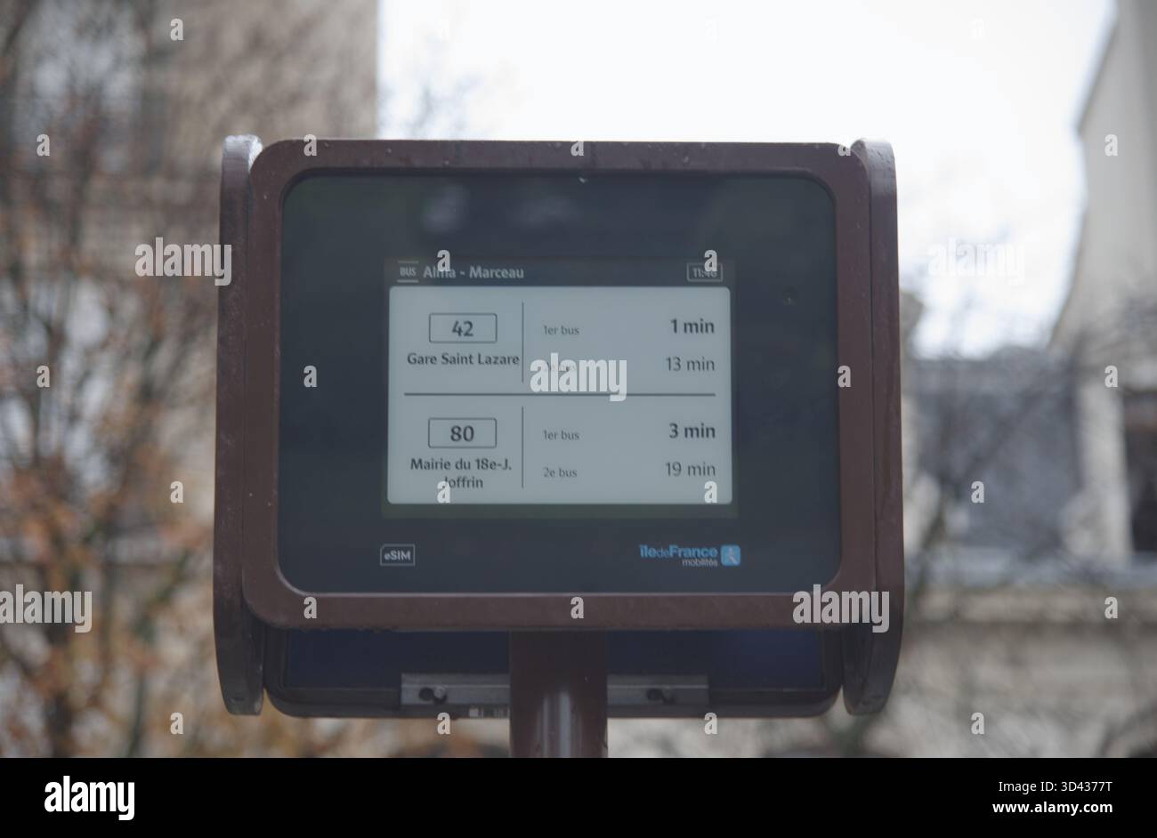 L’arrêt de bus de la RATP Alma-Marceau (Paris 8ème), situé sur la prestigieuse avenue Montaigne, illustre la modernisation du service des transports publics parisiens. L'image met en évidence le nouvel affichage électronique indiquant les temps d'attente, fournissant aux utilisateurs des informations dynamiques et en temps réel sur les passagers. Banque D'Images