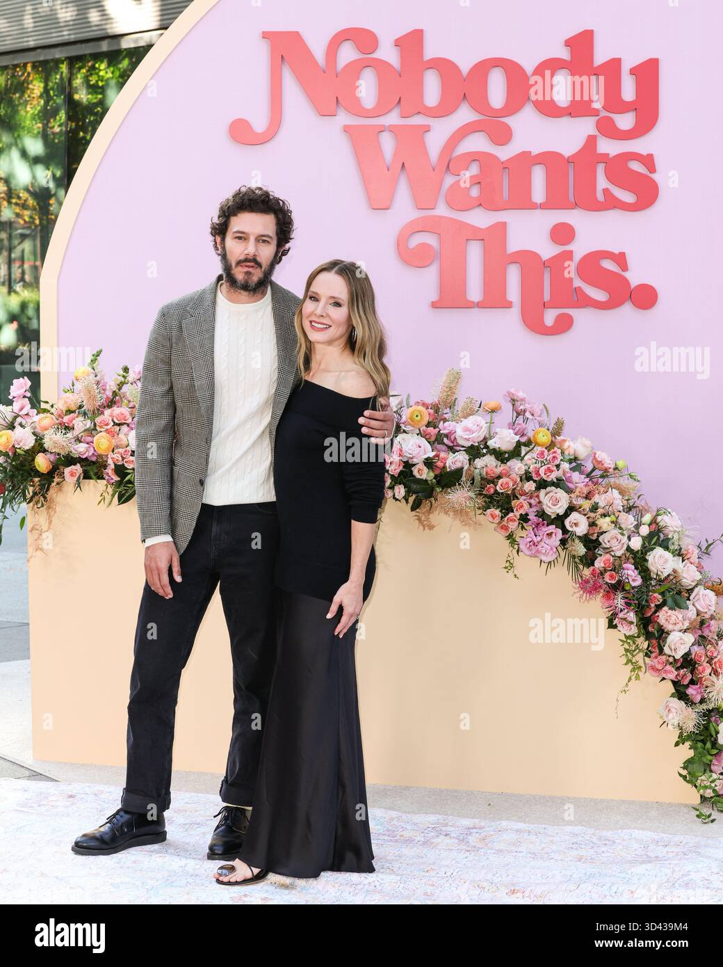 HOLLYWOOD, LOS ANGELES, CALIFORNIE, États-Unis - NOVEMBRE 07 : L'acteur, producteur, écrivain et musicien américain Adam Brody et l'actrice, productrice, chanteuse, comédienne et scénariste américaine Kristen Bell arrivent à l'événement Netflix FYSEE : The Fall Edit - 'Nobody Wants This' saison 2 FYC (pour votre considération) qui s'est tenu au Netflix Tudum Theater le 7 novembre 2025 à Hollywood, Los Angeles, Californie, États-Unis. (Photo de Xavier Collin/image Press Agency) Banque D'Images