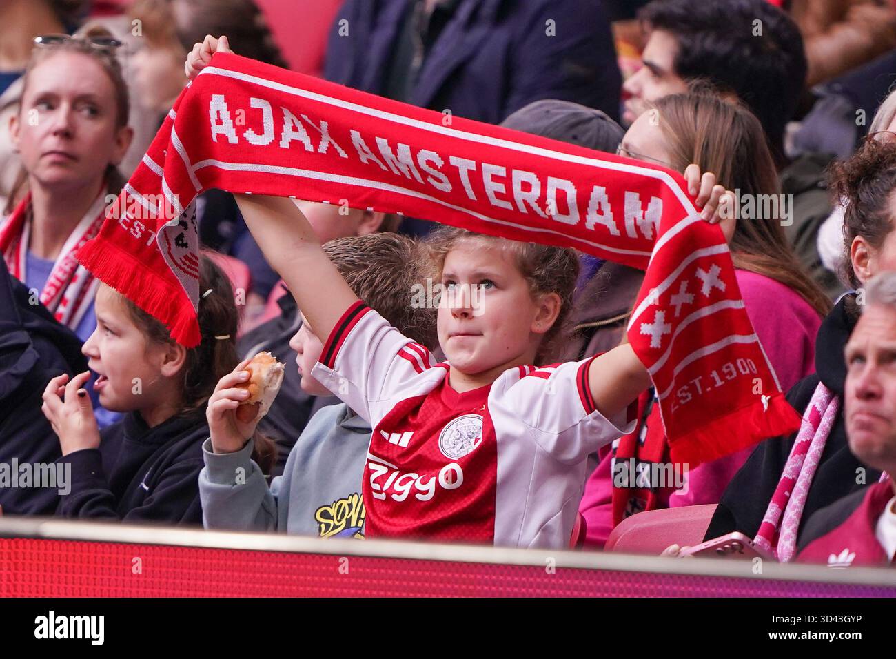 Amsterdam, pays-Bas. 08 novembre 2025. AMSTERDAM, PAYS-BAS - 8 NOVEMBRE : les fans de l'Ajax soutenant leur équipe lors d'un match Euro Jackpot Vrouwen Eredivisie au Johan Cruijff Arena le 8 novembre 2025 à Amsterdam, pays-Bas. (Photo par Andre Weening/Orange Pictures) crédit : Orange pics BV/Alamy Live News Banque D'Images