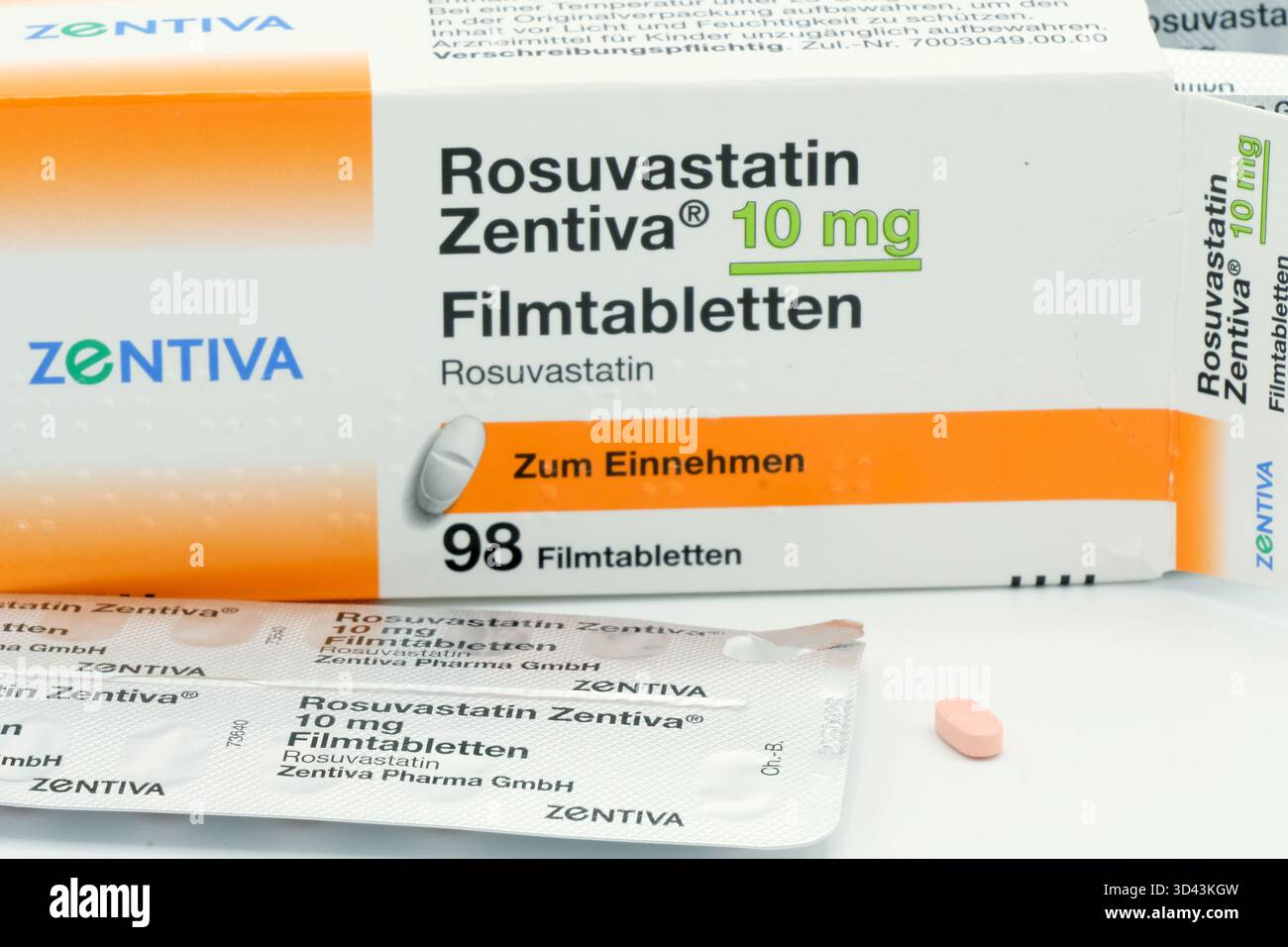 Photo d'un paquet de 98 comprimés de rosuvastatine 10 mg produits par Zentiva Pharma de Berlin, étiquetés en allemand et en braille. Banque D'Images