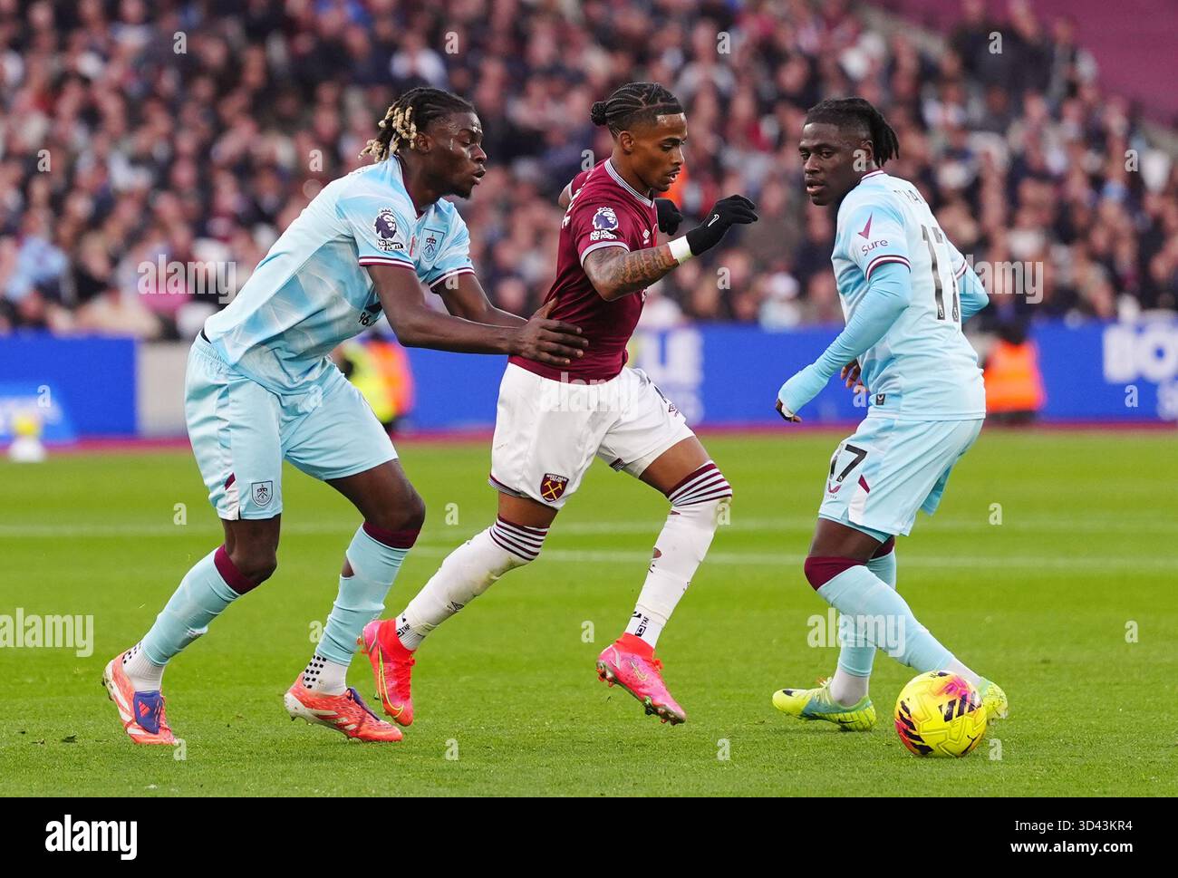 Lesley Ugochukwu de Burnley, Crysencio Summerville de West Ham United et Loum Tchaouna de Burnley (à droite) se battent pour le ballon lors du match de premier League au London Stadium. Date de la photo : samedi 8 novembre 2025. Banque D'Images
