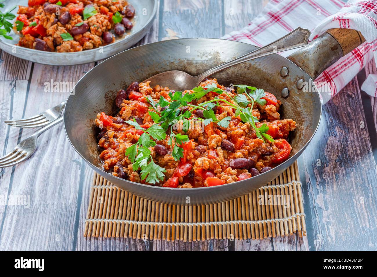 Ragoût de poulet haché et de haricots rouges dans une sauce tomate Banque D'Images