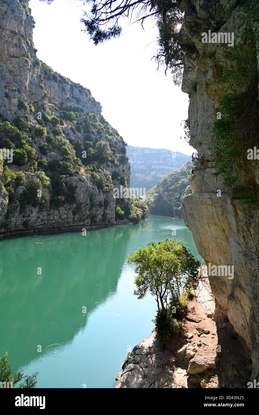 Vue tranquille sur la basse gorge, ou basses Gorges, de la gorge du Verdon près de Quinson Alpes-de-haute-Provence Provence France Banque D'Images