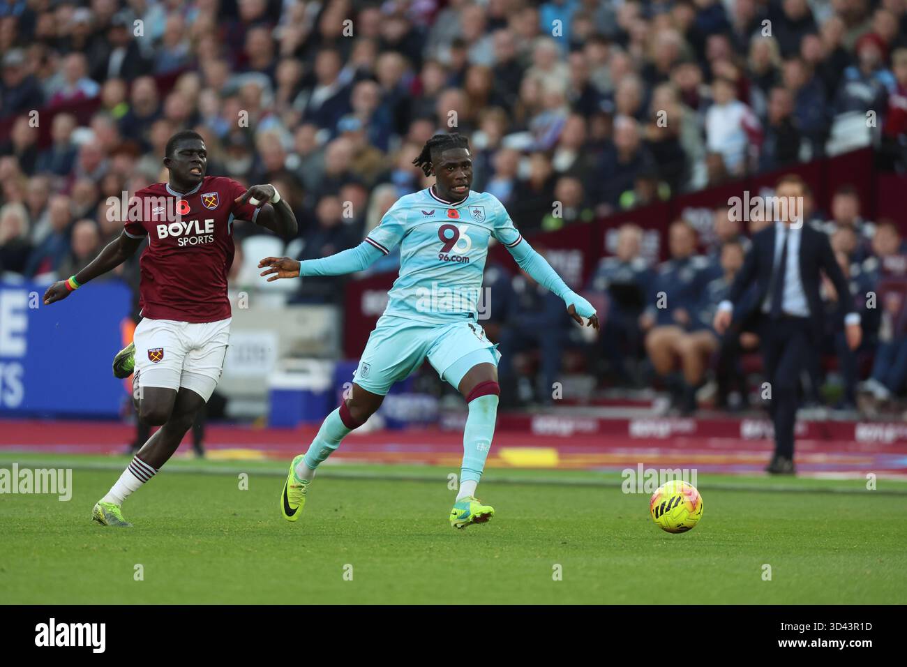 Loum Tchaouna de Burnley (à droite) et El Hadji Malick Diouf de West Ham United se battent pour le ballon lors du match de premier League au stade de Londres. Date de la photo : samedi 8 novembre 2025. Banque D'Images