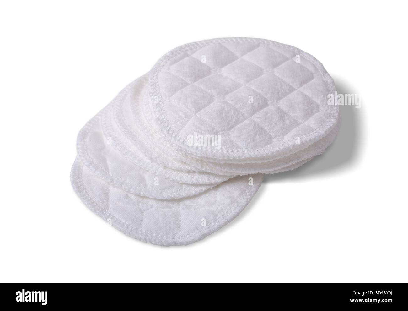 Une pile de ronds de coton blanc, réutilisable, matelassé ou de tampons utilisés pour le nettoyage du visage et le démaquillage, favorisant une routine beauté zéro déchet, isolez Banque D'Images
