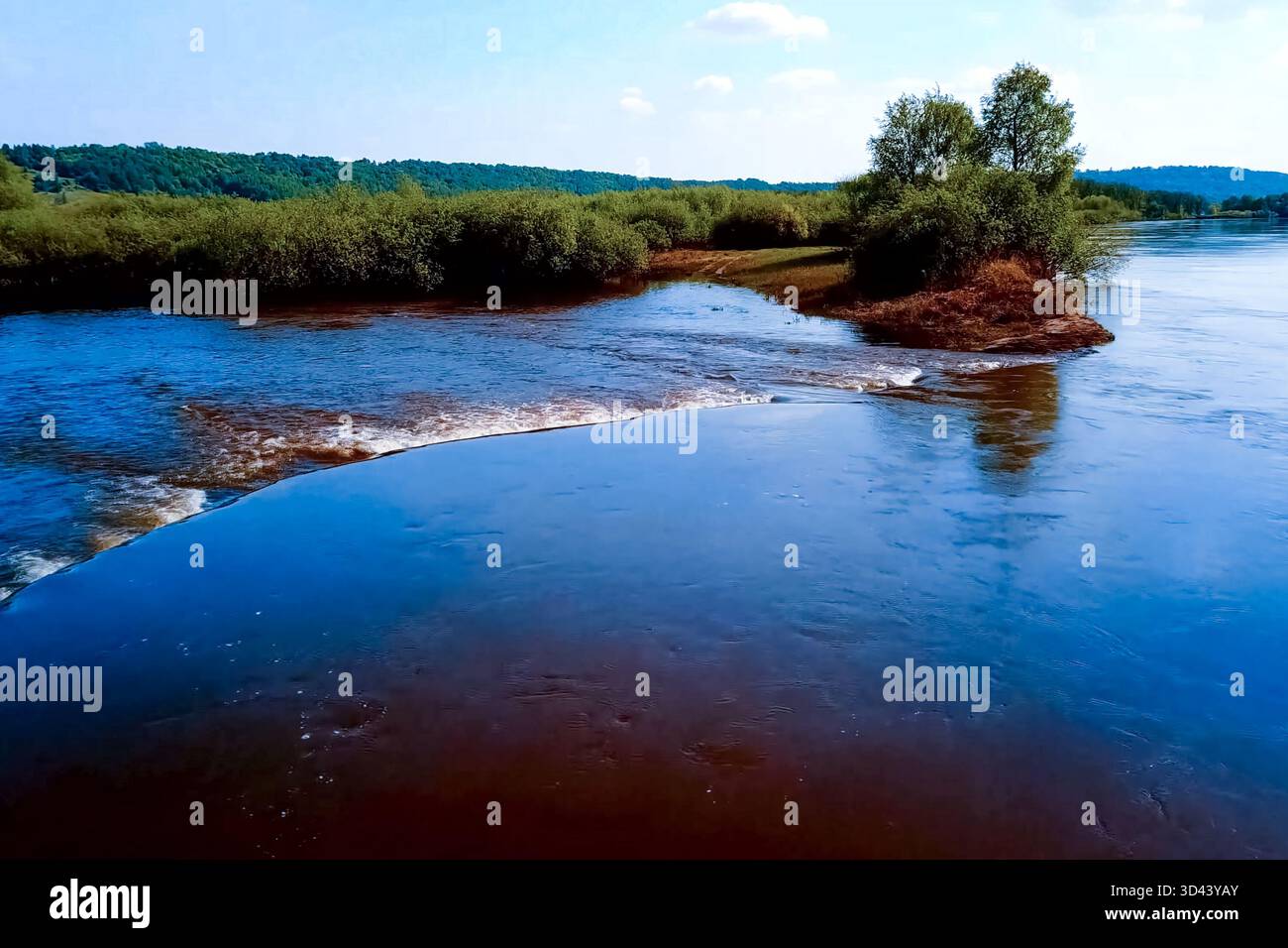 Ancienne maison en ruines du XIXe siècle. Domaine du manoir. Ancienne maison et écuries au bord de la rivière. Banque D'Images