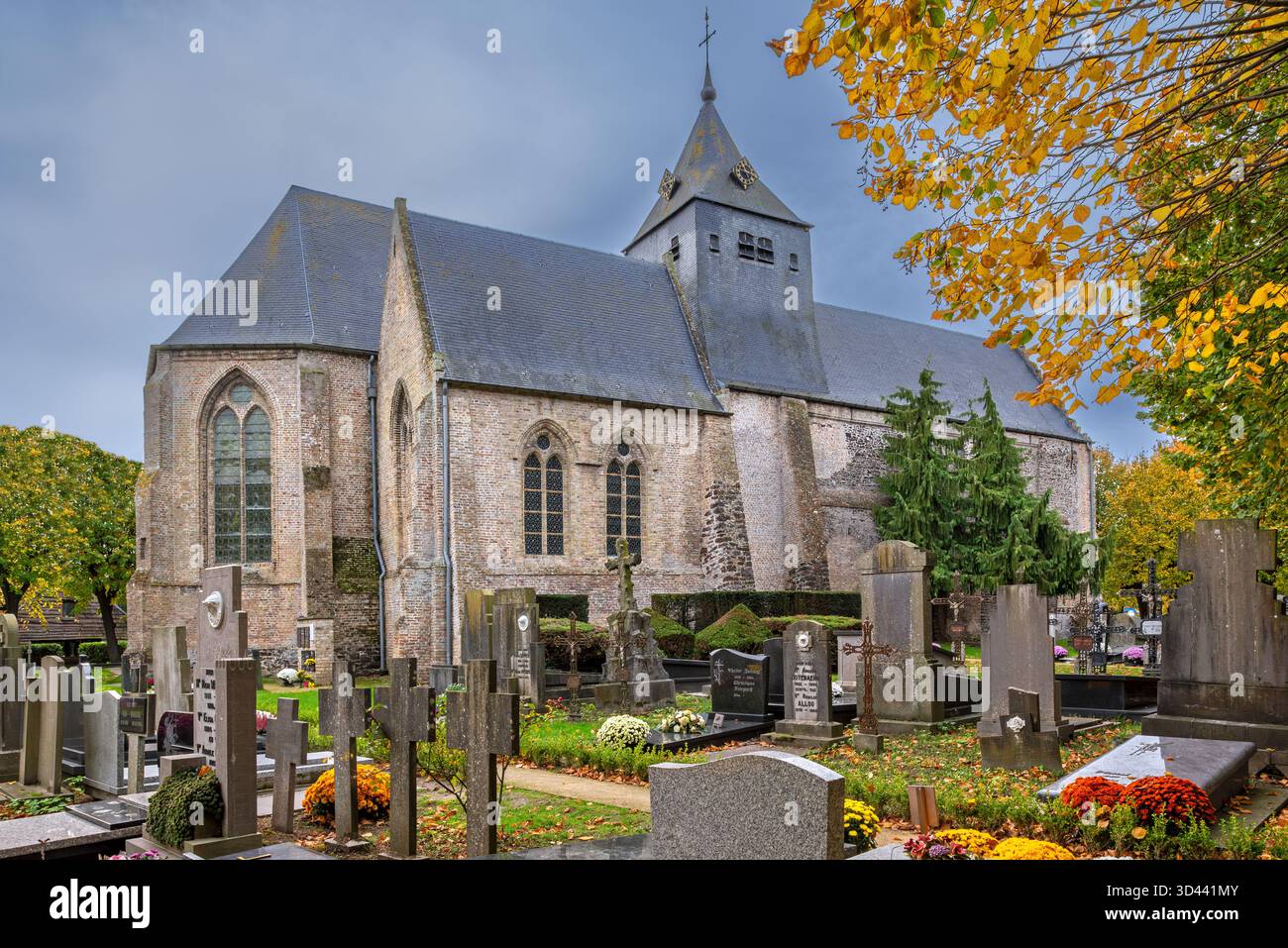 12ème siècle Eglise notre-Dame / onze-Lieve-Vrouwekerk dans le village Wulveringem en automne / automne, Veurne, Flandre occidentale, Belgique Banque D'Images