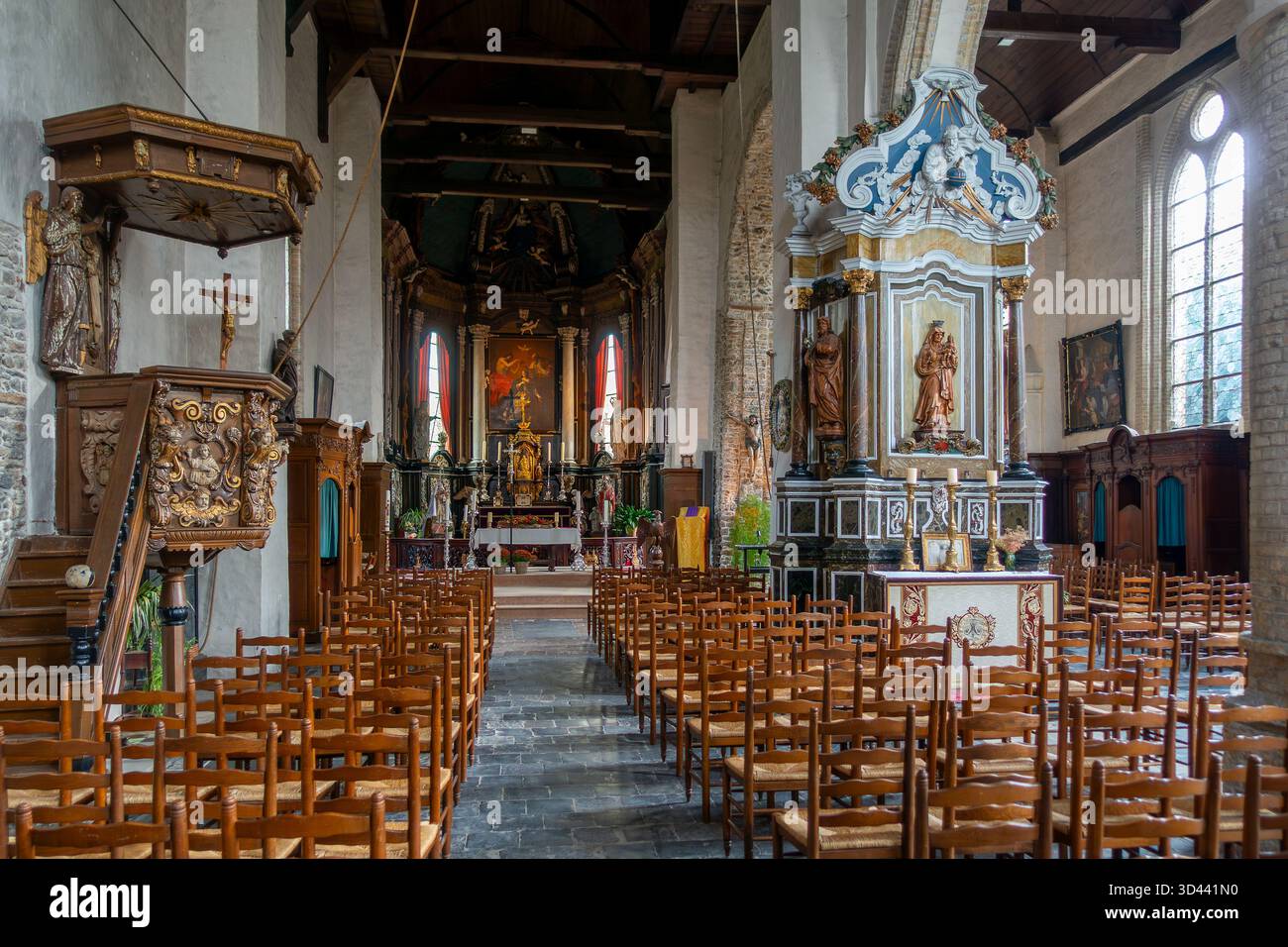 12ème siècle Eglise notre-Dame / onze-Lieve-Vrouwekerk intérieur dans le village Wulveringem en automne / automne, Veurne, Flandre occidentale, Belgique Banque D'Images
