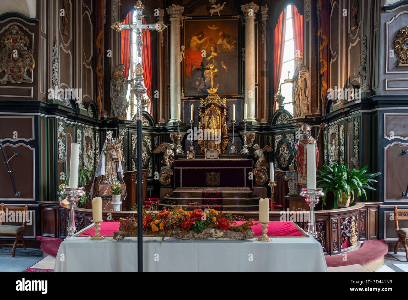 12ème siècle Eglise notre-Dame / onze-Lieve-Vrouwekerk intérieur dans le village Wulveringem en automne / automne, Veurne, Flandre occidentale, Belgique Banque D'Images