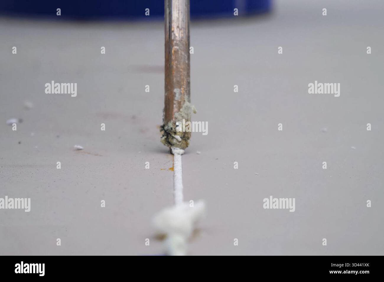 Isolation de toiture, installation de feuilles d'isolation sur la mousse. Mousse et isolation. Banque D'Images