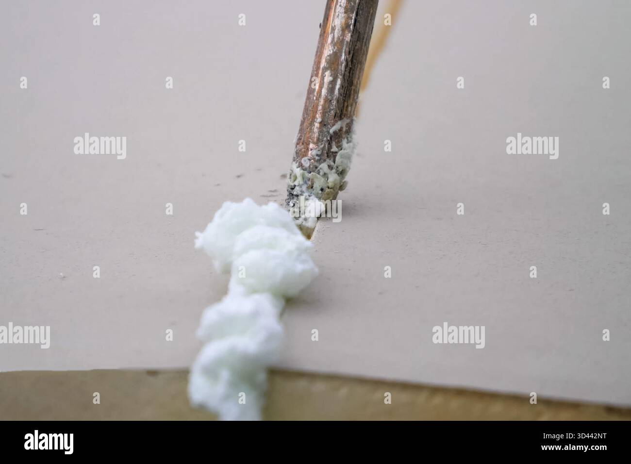 Isolation de toiture, installation de feuilles d'isolation sur la mousse. Mousse et isolation. Banque D'Images