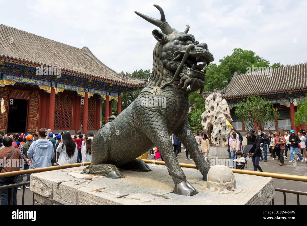Statue en bronze d'un Qilin (ou Kylin), située dans la cour de la salle de la bienveillance et de la longévité dans le Palais d'été de Pékin, Chine. Banque D'Images