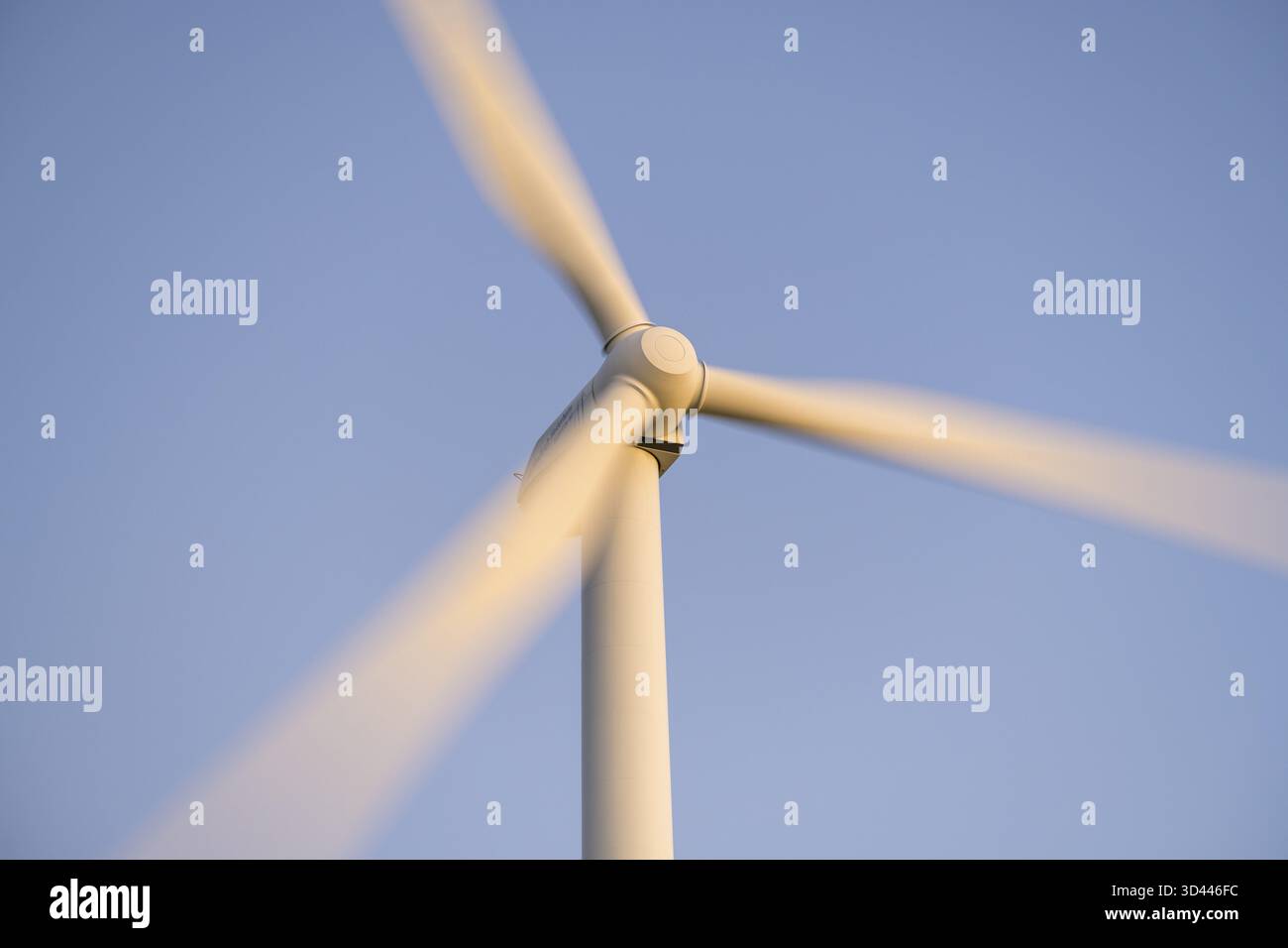 Gros plan d'une éolienne en mouvement contre un ciel bleu, Bade-Wuerttemberg, Allemagne Banque D'Images