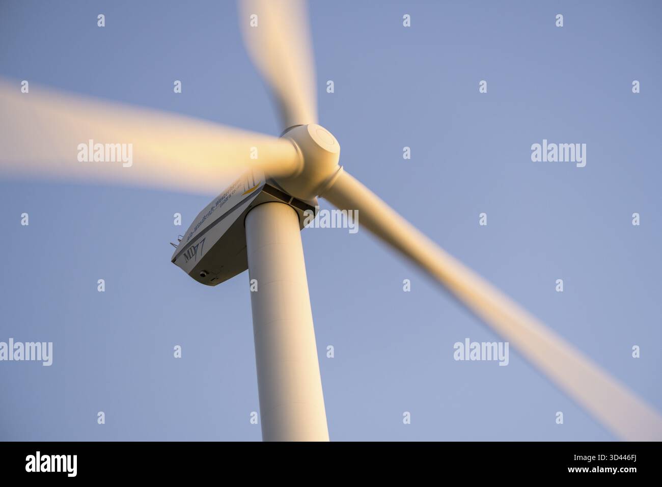 Éolienne en plein mouvement sous un ciel bleu, Bade-Wuerttemberg, Allemagne Banque D'Images