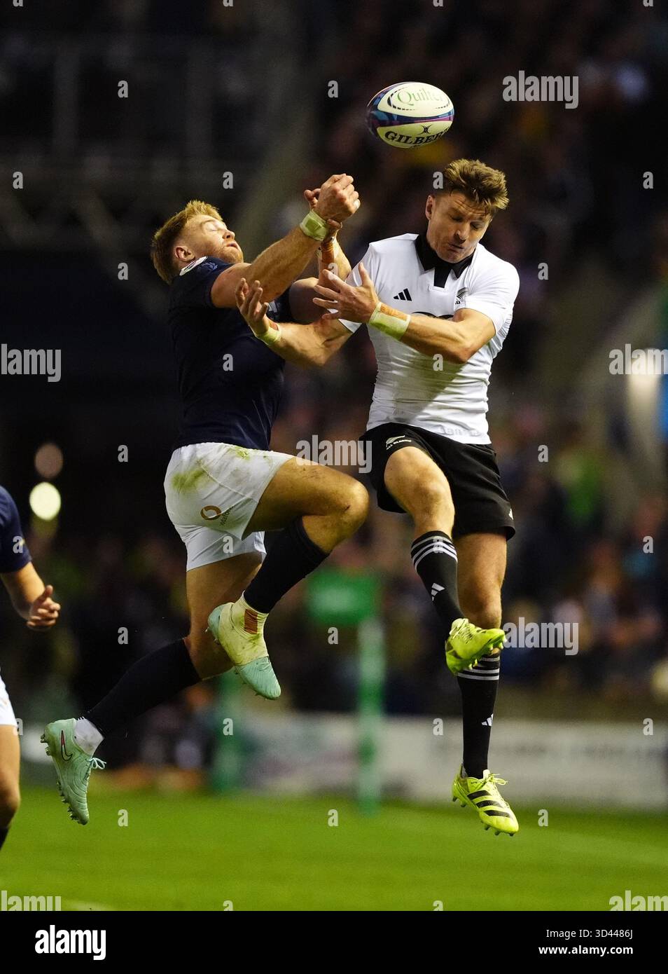 L'écossais Kyle Steyn (à gauche) et le néo-zélandais Beauden Barrett en action lors du Quilter Nations Series match au Scottish Gas Murrayfield, à Édimbourg. Date de la photo : samedi 8 novembre 2025. Banque D'Images