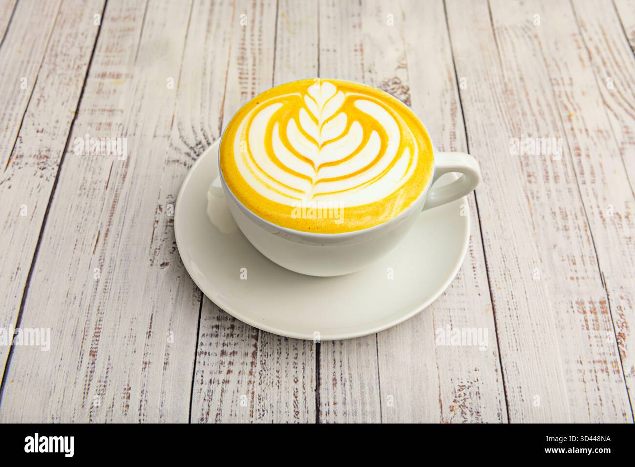 Latte classique servi dans une grande tasse de petit déjeuner avec mousse crémeuse et arôme de café fraîchement moulu Banque D'Images