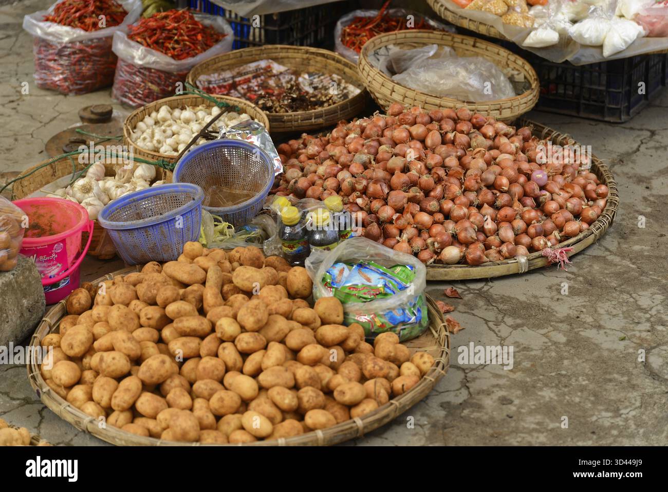 Mandalay, Myanmar, Asie, divers produits frais présentés dans des paniers sur un stand de marché, Mingun, Division Mandalay Banque D'Images