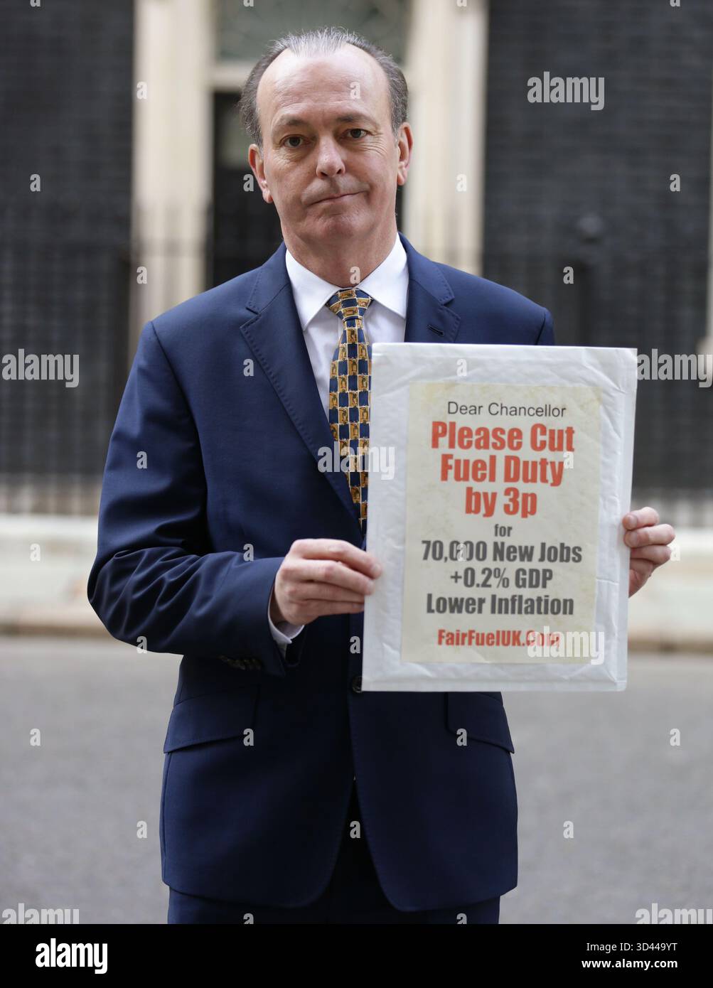 Photo du dossier datée du 12/03/14 de Quentin Willson, journaliste automobile et principal militant pour le groupe de campagne FairFuelUK, à l'extérieur du 10 Downing Street, Londres, après avoir remis une lettre demandant une réduction de 3p du service une semaine avant le budget. L'ancien présentateur de Top Gear est décédé à l'âge de 68 ans après une courte bataille contre le cancer du poumon. Date d'émission : samedi 8 novembre 2025. Banque D'Images