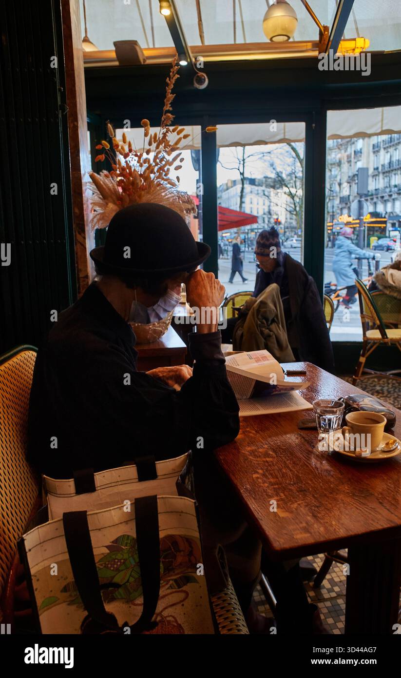 Moment calme dans un café de la rue parisienne avec des gens appréciant l'ambiance et la compagnie de l'autre. Montparnasse, café 'le Select', Paris, France Banque D'Images