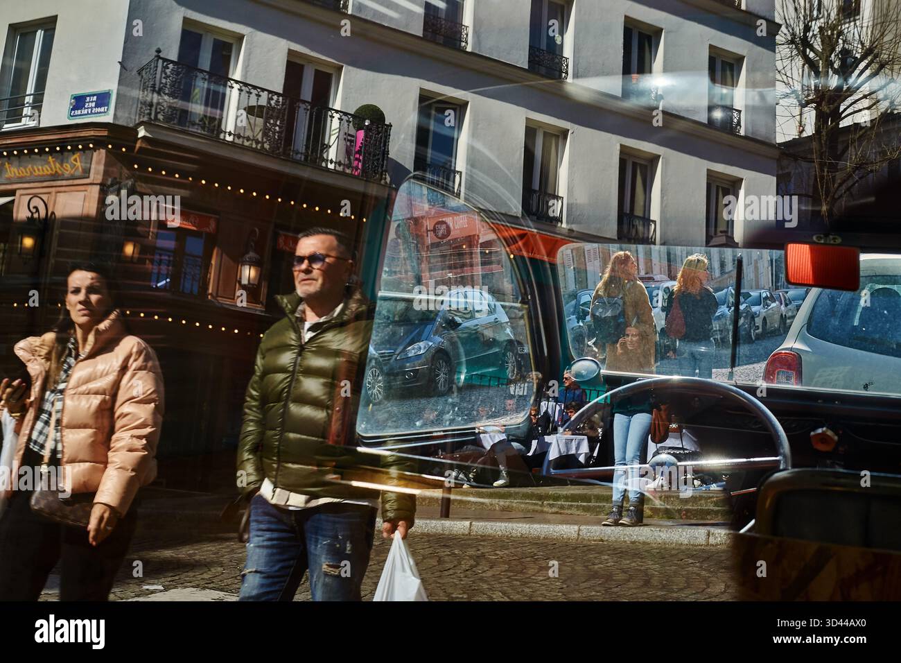 Flâner dans les rues animées de Montmartre à Paris par un après-midi ensoleillé, Paris, France Banque D'Images