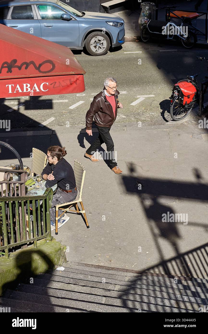 Flâner dans Montmartre par une journée ensoleillée à Paris, profiter de la vie de rue et de la culture des cafés, Paris, France Banque D'Images