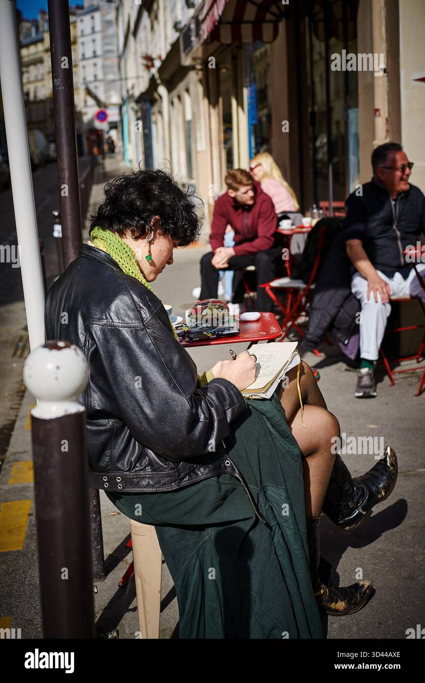 Artiste de rue créant un sketch à Montmartre, Paris par une journée ensoleillée, Paris, France Banque D'Images