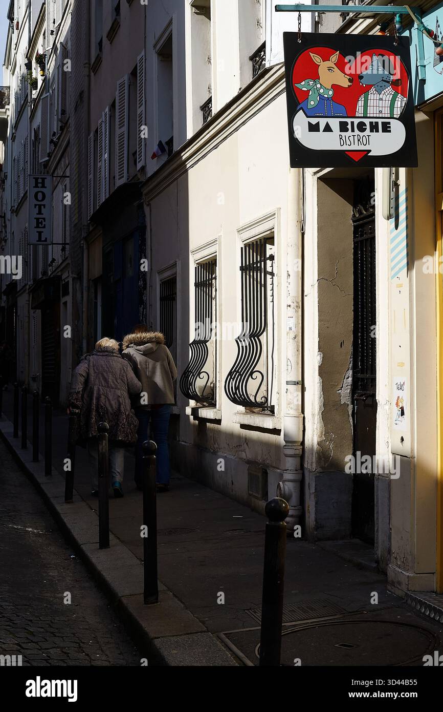 Explorer les rues pittoresques de Montmartre à Paris pendant une journée ensoleillée, Paris, France Banque D'Images