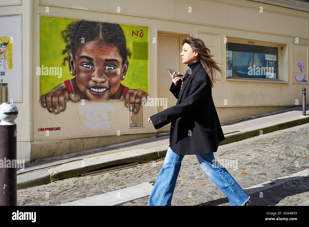 Art de rue dynamique et un passant élégant à Montmartre, Paris pendant la journée, Paris, France Banque D'Images