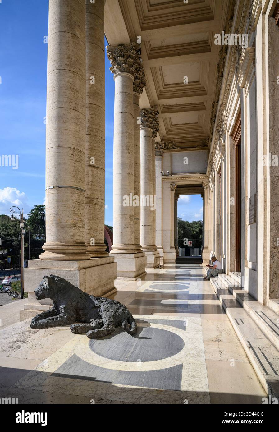 Sculptures de lion sur les marches de la National Gallery of Modern and Contemporary Art, qui abrite une collection d'art des XIXe et XXe siècles, y compris Banque D'Images