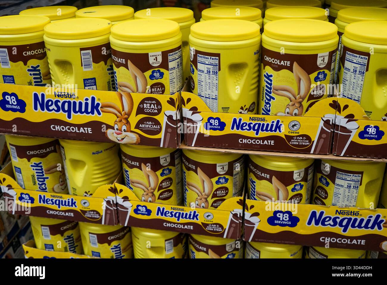 Des conteneurs en vrac de poudre de lait au chocolat Nesquik empilés dans une allée dans un supermarché Sam's Club Banque D'Images