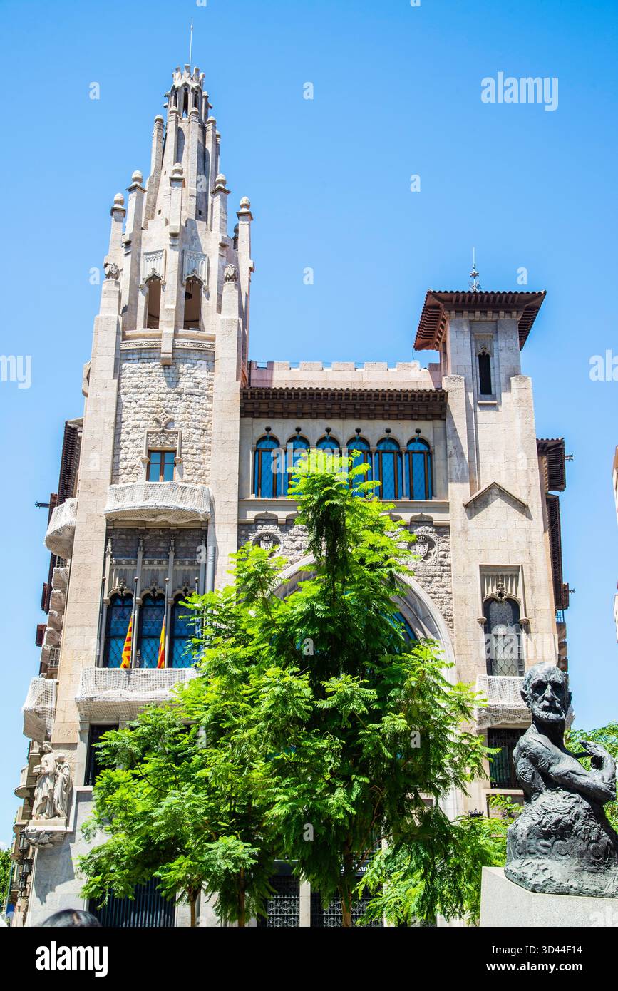 Barcelone, Espagne - 14 juillet 2025 : le bâtiment unique de style art moderne dans le centre de Barcelone Espagne Banque D'Images