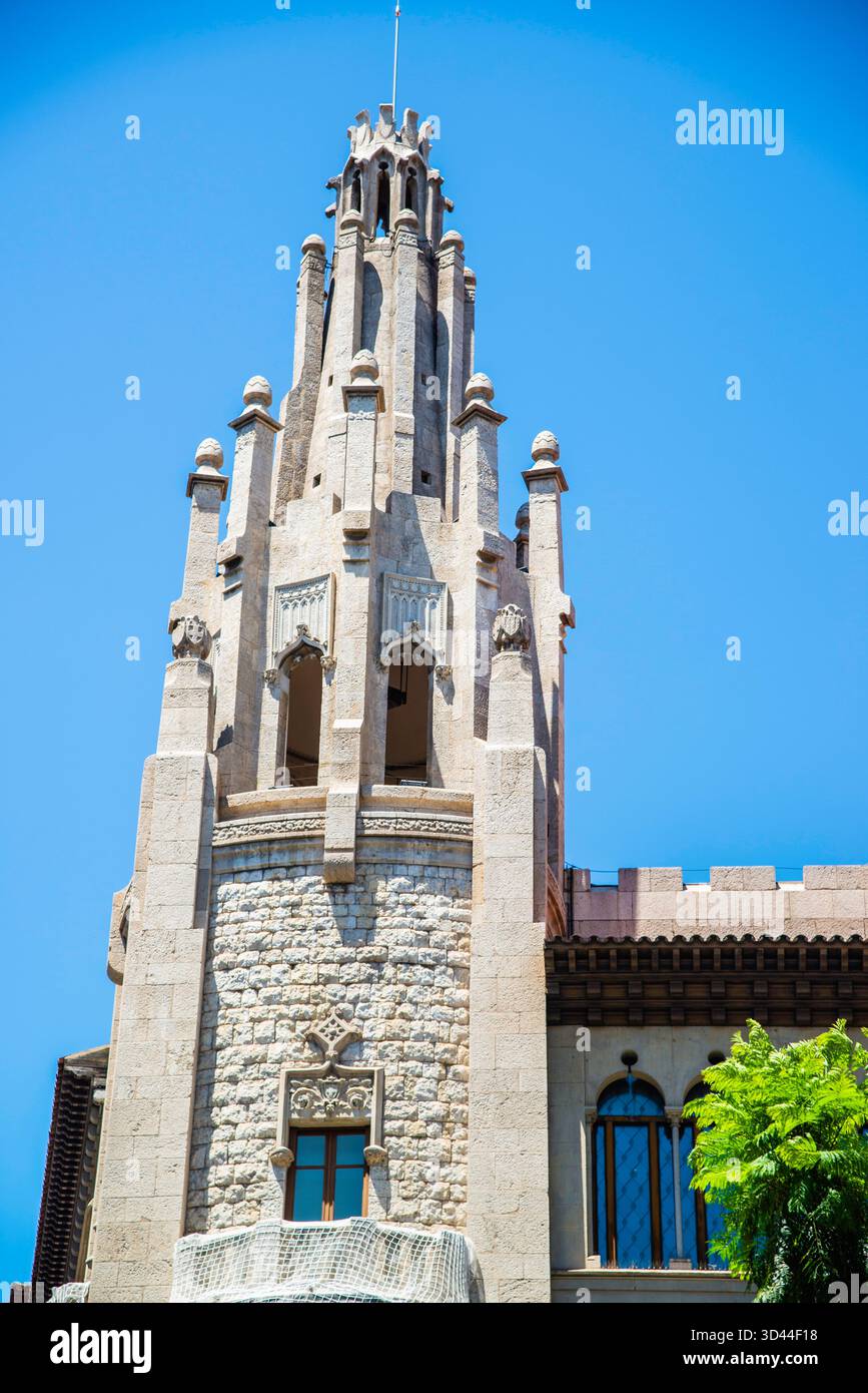 Barcelone, Espagne - 14 juillet 2025 : le bâtiment unique de style art moderne dans le centre de Barcelone Espagne Banque D'Images