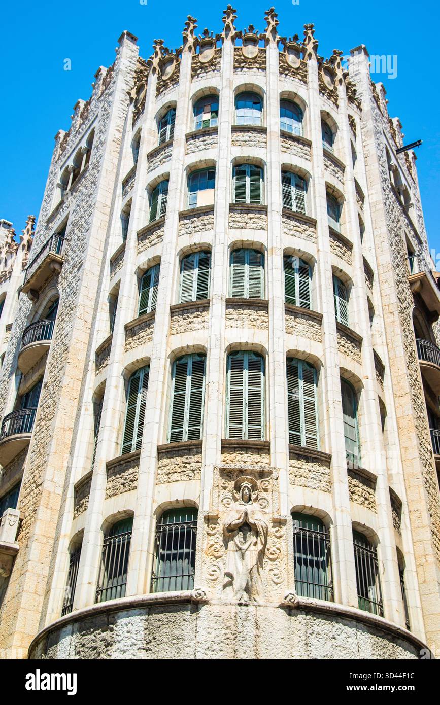 Barcelone, Espagne - 14 juillet 2025 : le bâtiment unique de style art moderne dans le centre de Barcelone Espagne Banque D'Images