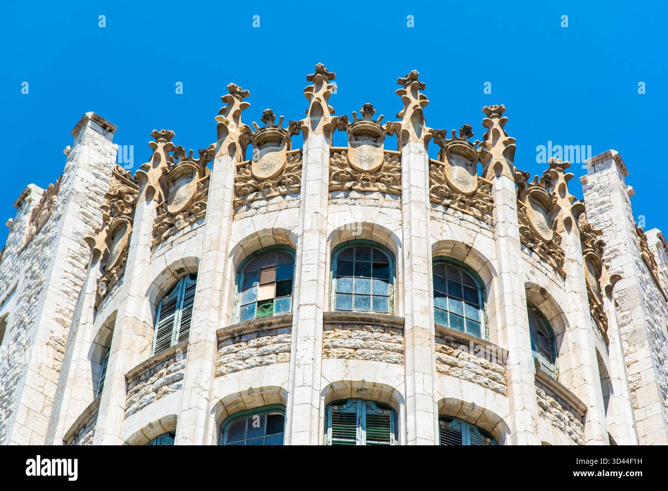 Barcelone, Espagne - 14 juillet 2025 : le bâtiment unique de style art moderne dans le centre de Barcelone Espagne Banque D'Images