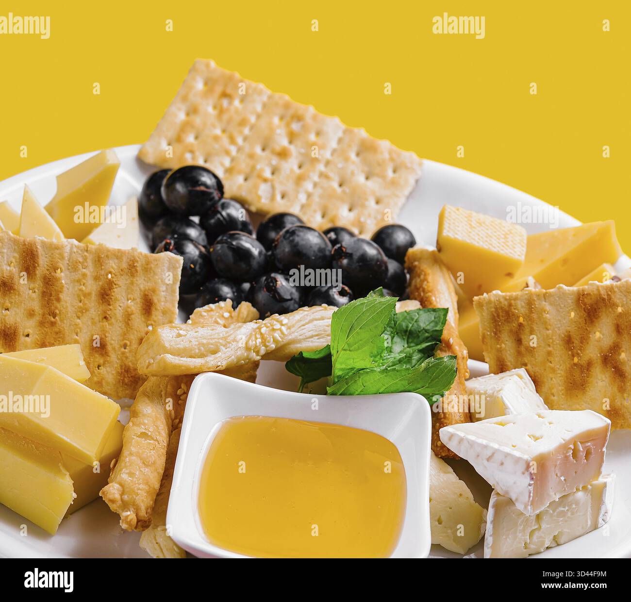 Nourriture, différents types de fromage sur une assiette blanche Banque D'Images