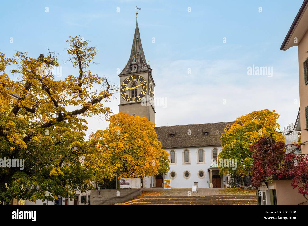 La tour de Peter, la plus ancienne église paroissiale de Zurich, avec la plus grande horloge d'église d'Europe, dans la vieille ville, canton de Zurich. Banque D'Images