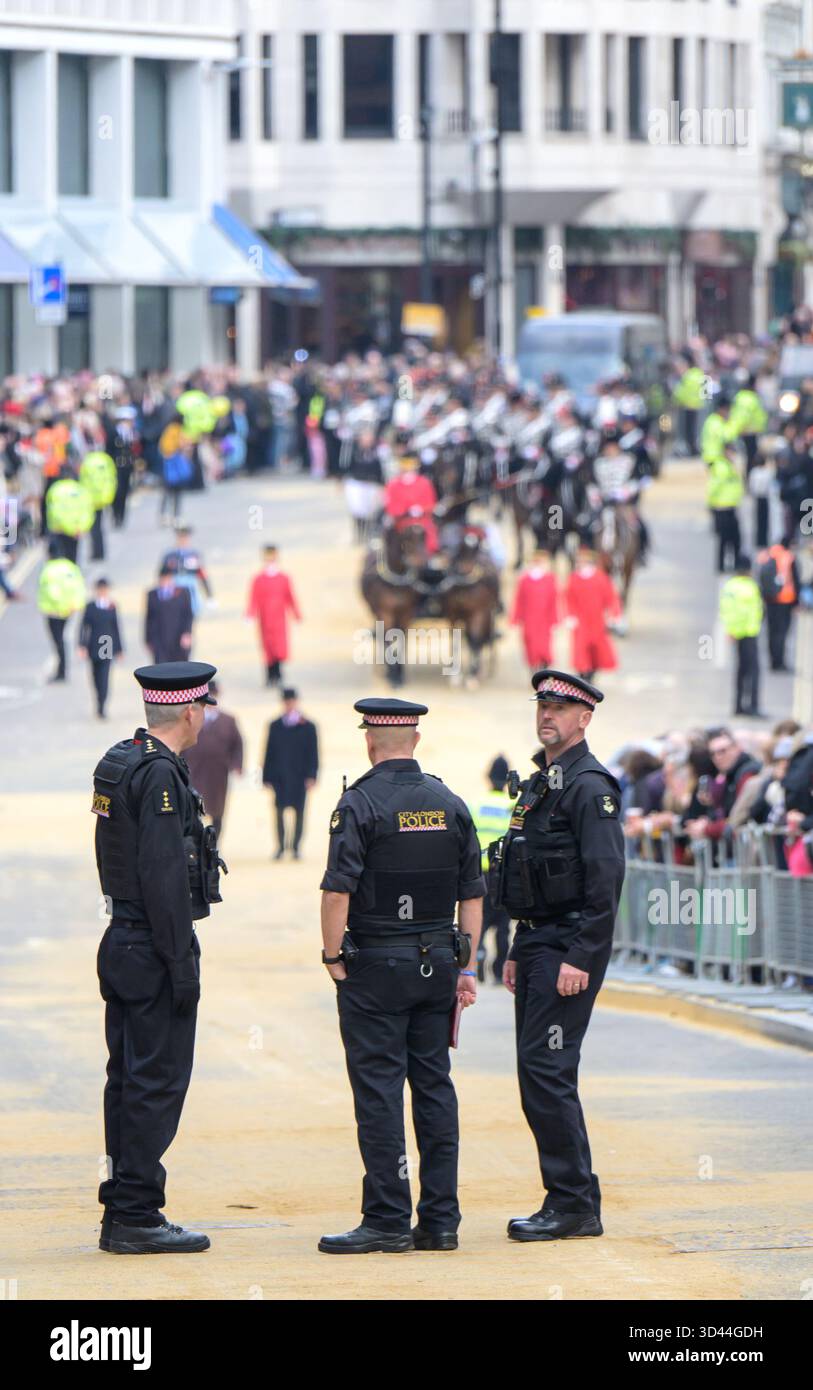 Londres, Royaume-Uni. 8 novembre 2025. Le 697e Lord Mayor's Show, Dame Susan Langley DBE devient la première femme à être titrée Lady Mayor of London. City of London police, attendant l'arrivée du cortège. Crédit : Phil Robinson/Alamy Live News Banque D'Images