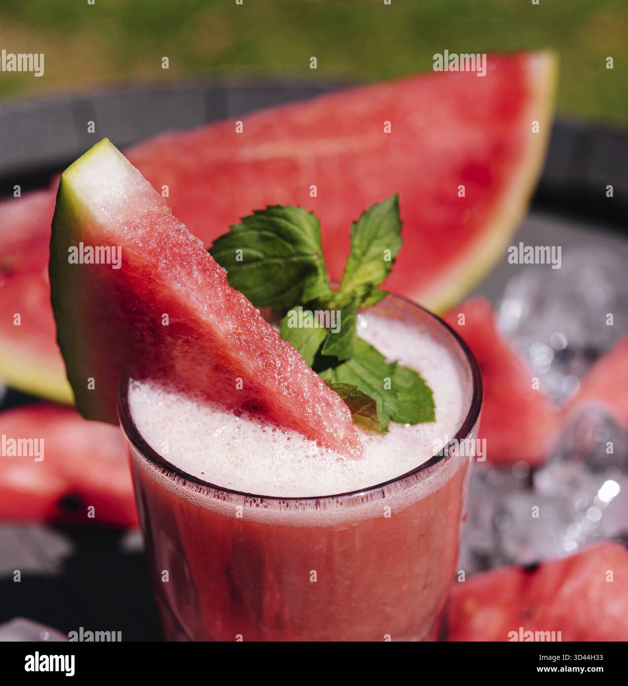 Nourriture, verre de boisson rafraîchissante savoureuse avec pastèque sur glace Banque D'Images