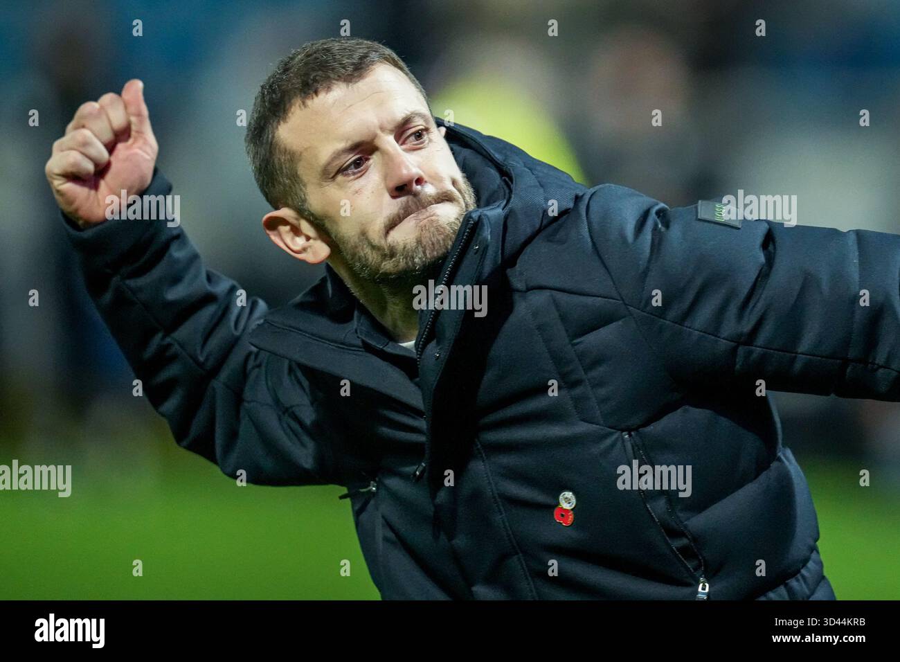 Stockport, Royaume-Uni. 08 novembre 2025. Jack Wilshere (Manager) de Luton Town célèbre après avoir remporté le match de Sky Bet League 1 entre Stockport County et Luton Town au Edgeley Park Stadium, Stockport, Angleterre, le 8 novembre 2025. Photo de David Horn. Crédit : Prime Media images/Alamy Live News Banque D'Images