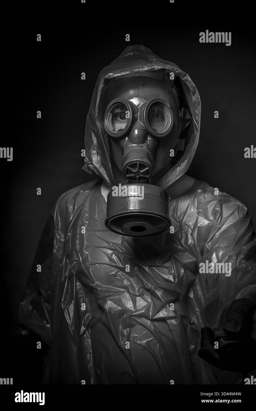 L'infection à virus Ebola concept, l'homme avec masque à gaz rouge Banque D'Images