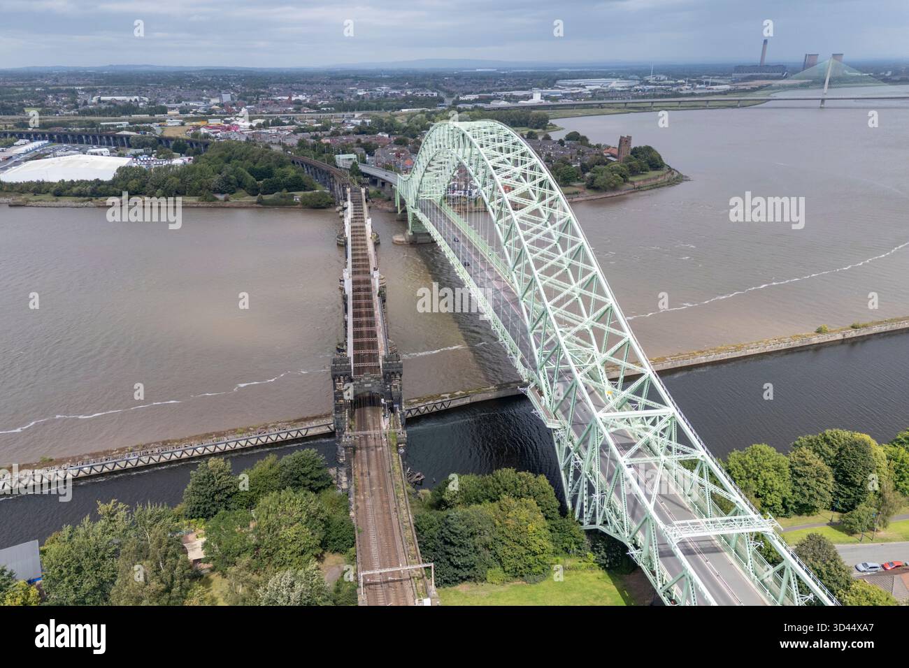 Vue aérienne du pont à péage Silver Jubilee et du pont ferroviaire Runcorn au-dessus de la rivière Mersey et du Manchester Ship canal, Runcorn, Royaume-Uni. Banque D'Images
