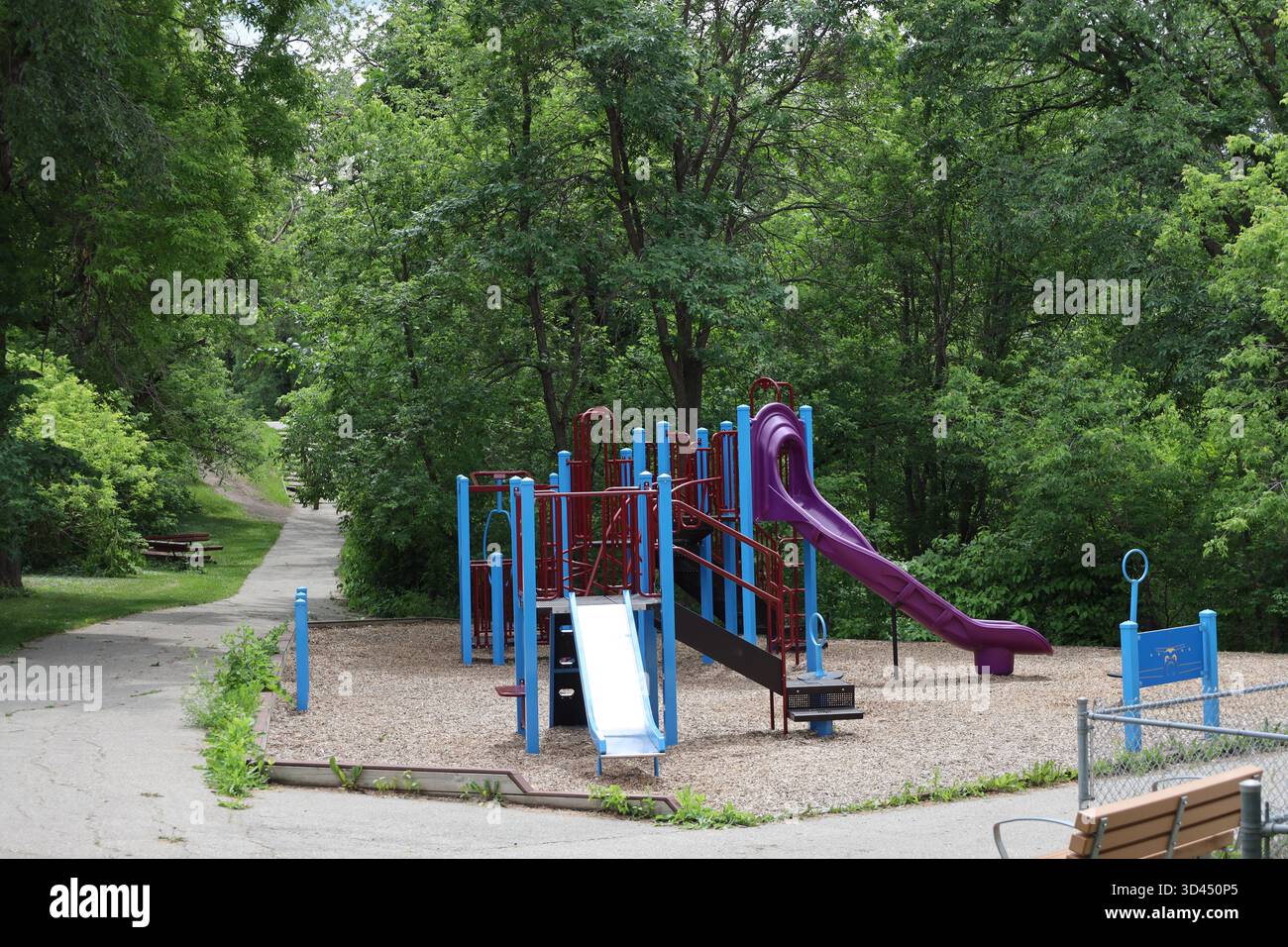 structure de jeu pour enfants aux couleurs vives à l'intersection de la marche pavée, de la course, des pistes cyclables en été Banque D'Images