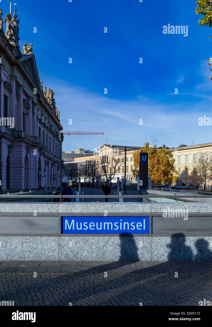 L’entrée de la station U-Bahn « Museumsinsel » à Berlin-Mitte, Allemagne. Museumsinsel, vertical. Banque D'Images