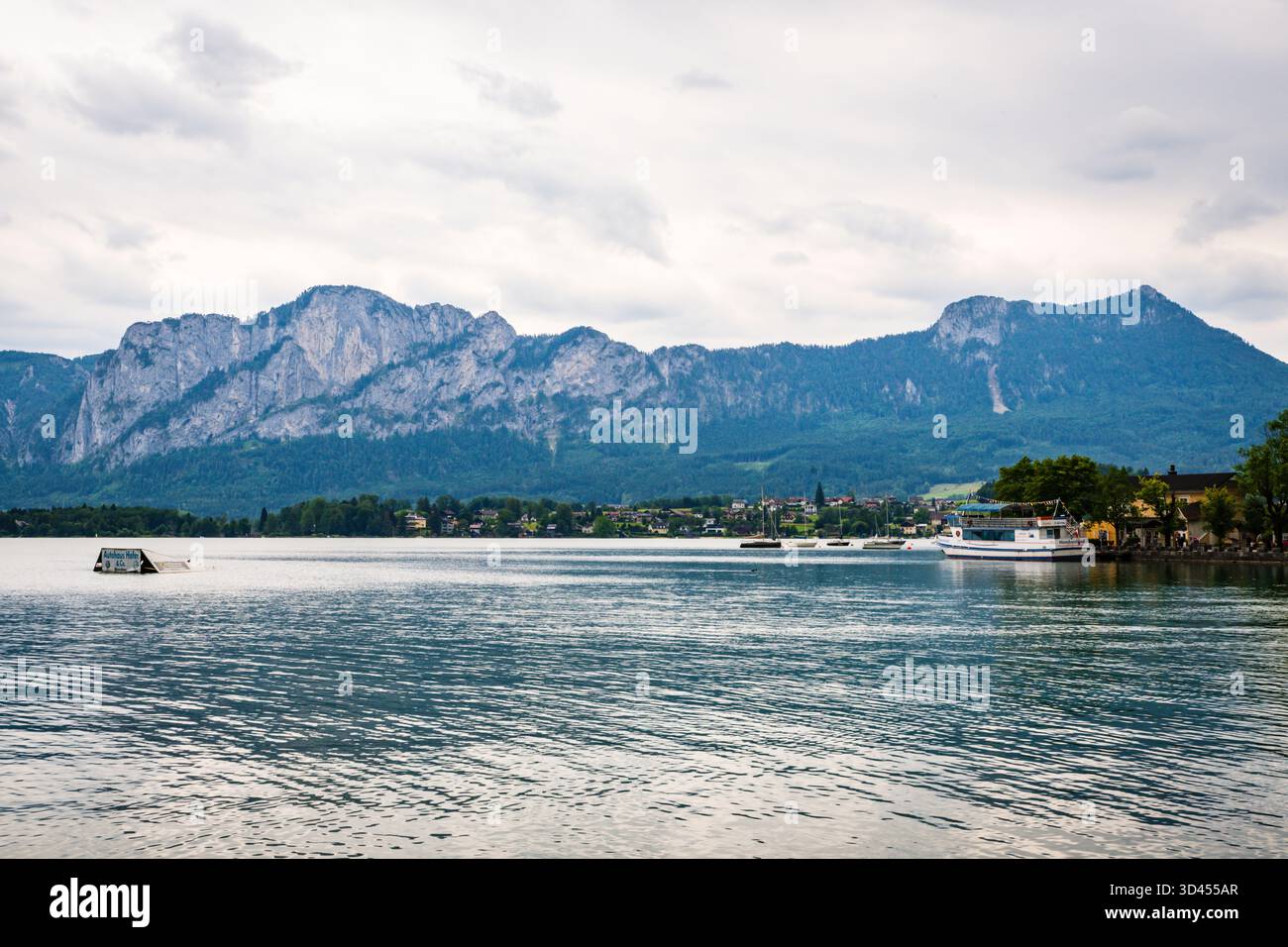 Mondsee, Autriche - 9 juillet 2019 : bateau fluvial sur le lac Mondsee, avec vue sur les Alpes autrichiennes. Banque D'Images