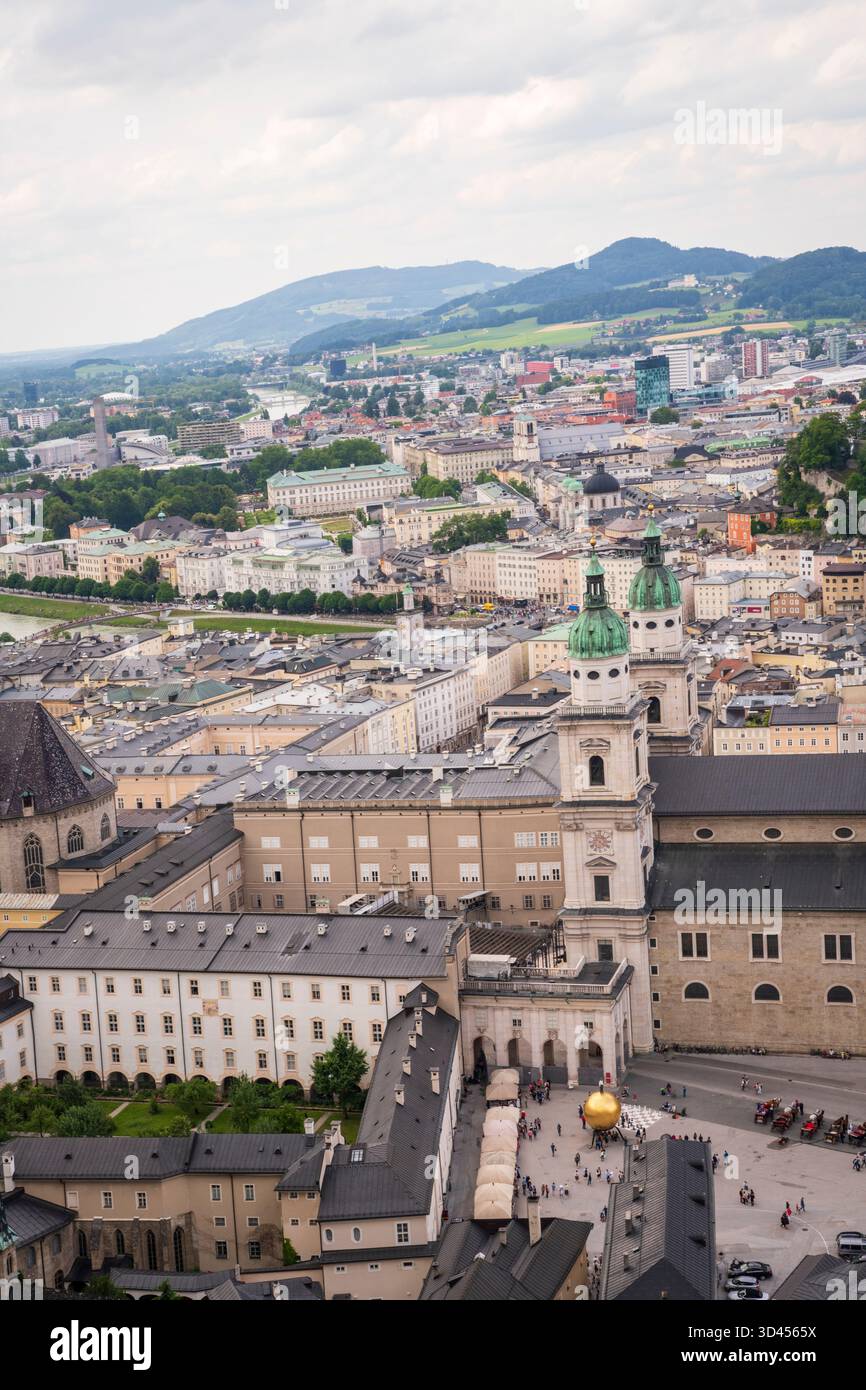 Vue aérienne du paysage urbain d'Altstadt, la vieille ville de Salzbourg, Autriche depuis la forteresse de Hohensalzburg. Banque D'Images