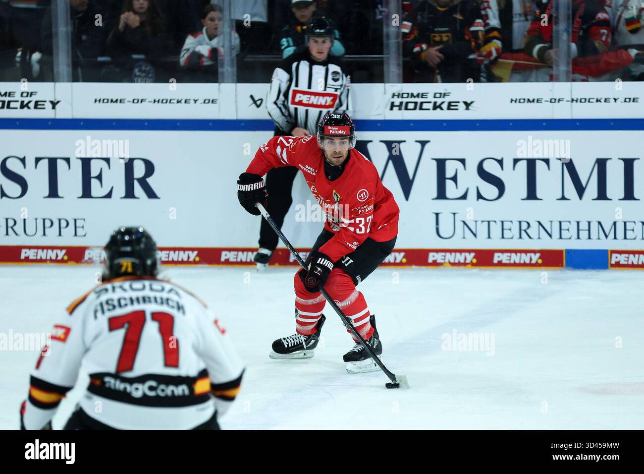 Landshut, Allemagne. 08 novembre 2025. Deutschland Cup 2025 Deutschland - Oesterreich AM 08.11.2025 in der VR-Bank Landshut Arena in Landshut Bernd Wolf ( Oesterreich ) Foto : Revierfoto crédit : ddp Media GmbH/Alamy Live News Banque D'Images